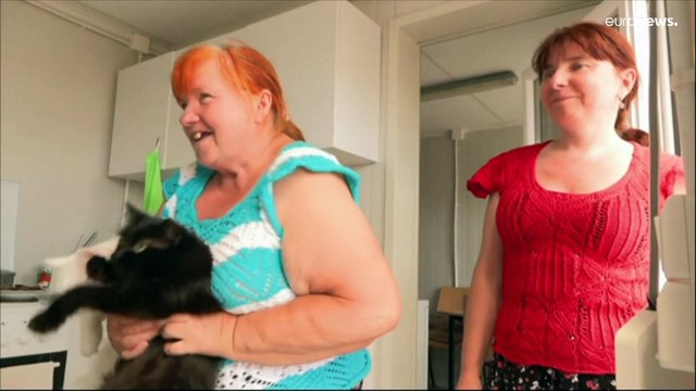 Refugiados ucranianos num campo de contentores no aeroporto de Berlim -Tempelhof