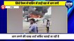 सिंधी कैम्प में पार्किंग में खड़ी बस में आग लगी, आग लगने की वजह शार्ट सर्किट बताई जा रही है