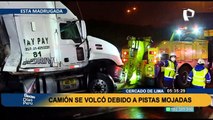 Cercado de Lima: Camión vuelca debido a pistas mojadas