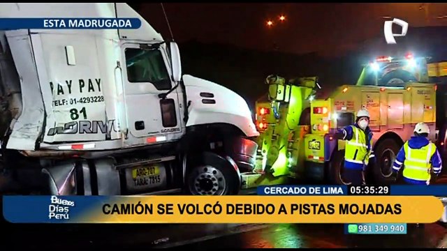 Cercado de Lima: Camión vuelca debido a pistas mojadas