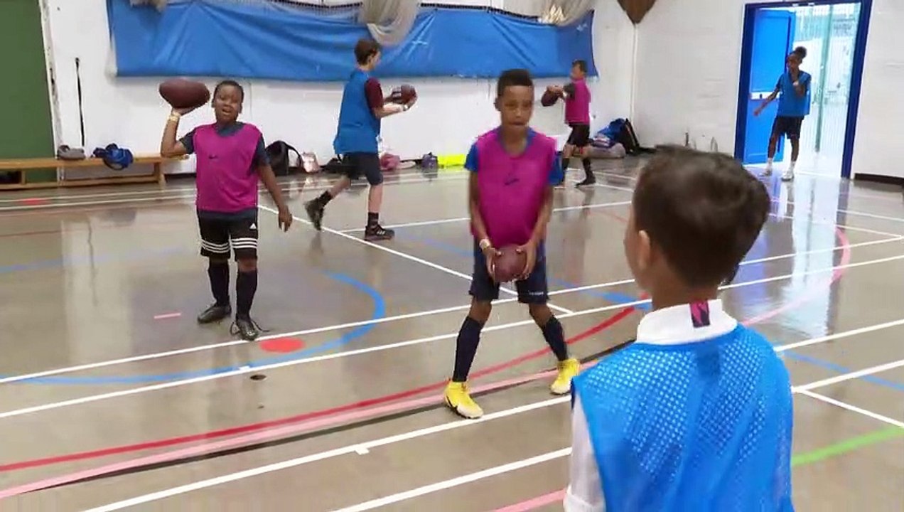 Spurs legends help at community project