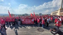 Tekirdağ haberi... Tekirdağ'da maaşını az bulan yüzlerce işçi belediyeye yürüdü