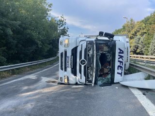 Devrilen tırın sürücüsü yaralandı