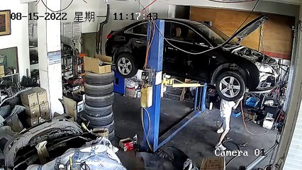 Ce mécanicien n'est pas le roi de l'équilibre... Dommage pour la voiture