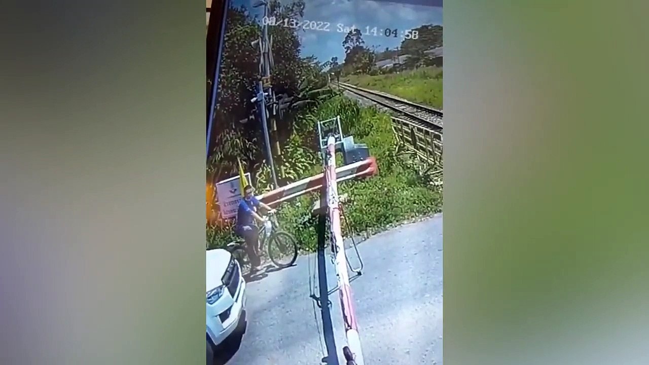 Le cycliste le plus bête du monde... mais aussi très chanceux