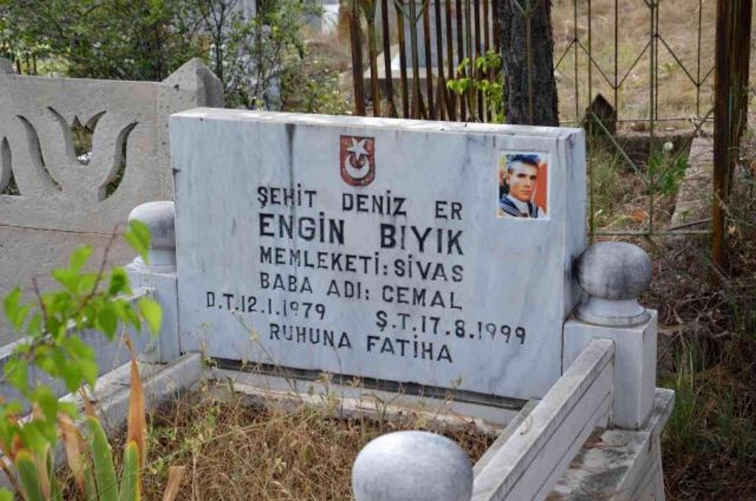 Deprem şehidi mezarı başında anıldı