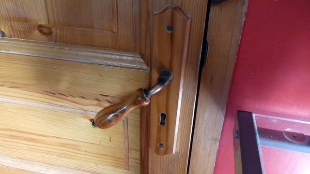 Comment ouvrir une porte de chambre bloquée avec une serrure cassée sans faire de Dégât