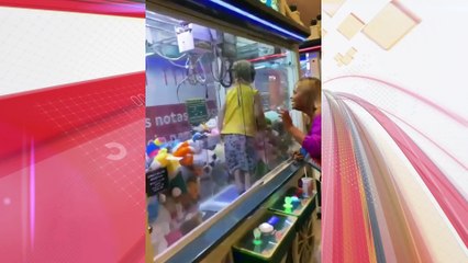 Criança fica presa em máquina de pelúcias de shopping