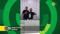 O camisa 9 chegou! Tiquinho Soares é apresentado no Botafogo