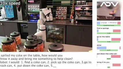 Exhiben robot inteligente que puede buscar bebidas y limpiar superficies.