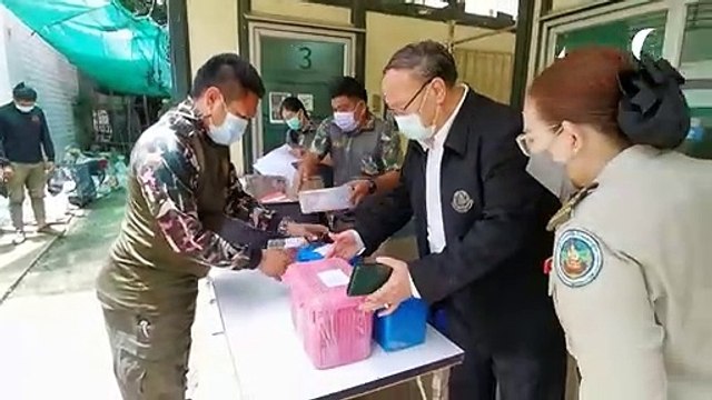 Detienen en aeropuerto de Tailandia a un hombre con 17 animales en sus maletas