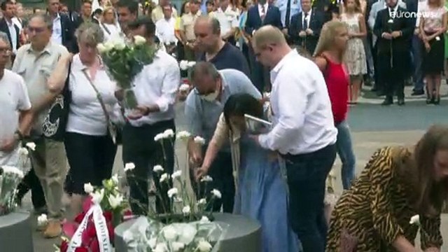 Claveles blancos en recuerdo de las víctimas de Las Ramblas cinco años después de los atentados