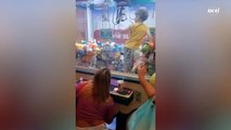 Criança fica presa em máquina de brinquedos em shopping no RJ