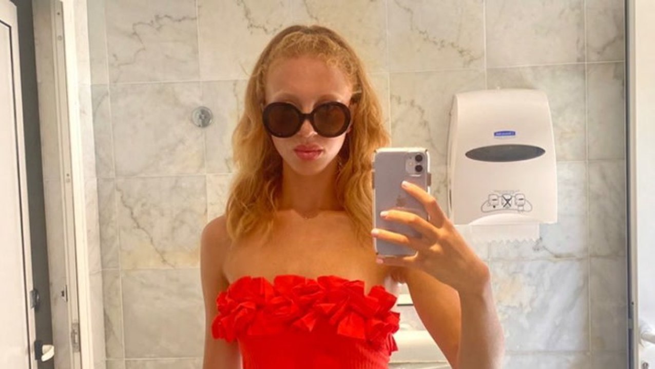 Blumige Aussichten: Anna Ermakovas ganz romantisch im Mini-Rock