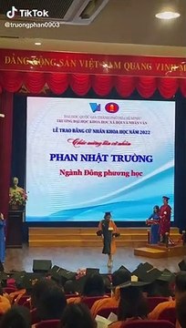 Nam sinh viên catwalk xoay 3 vòng mượt hơn Hoa hậu Thái khi lên