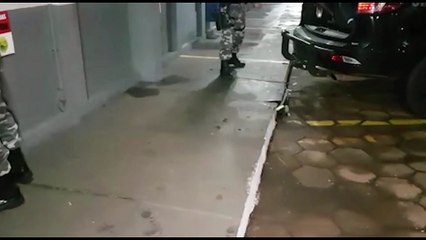 Homem com mandado de prisão em aberto é preso pelo Pelotão de Choque, no Bairro Santa Felicidade