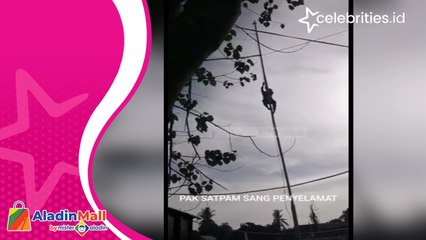 Heroik! Satpam Puskesmas di Lombok Timur Panjat Tiang Perbaiki Bendera saat Upacara HUT ke-77 RI