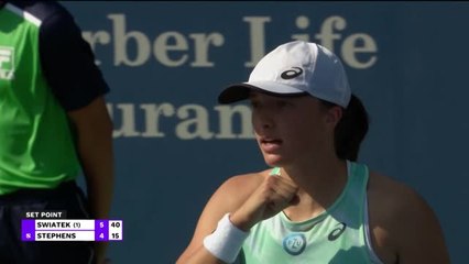 Swiatek beats Stephens for 50th win of 2022