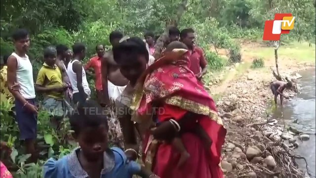 Special Story | Students, villagers use rickety bamboo bridge to go other side in Mayurbhanj