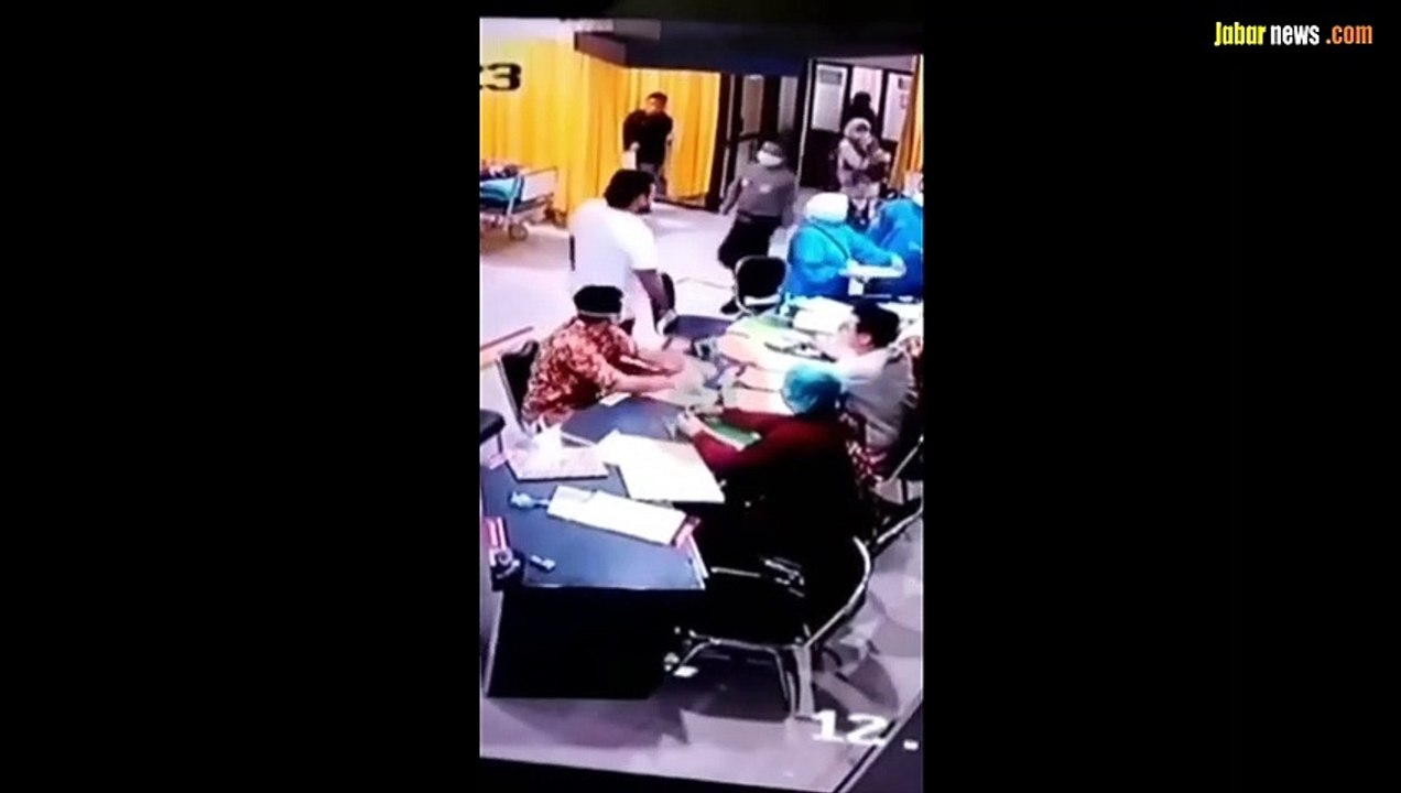 Terekam CCTV, Pria Diduga Keluarga Pasien di Tasikmalaya Pukul Kepala Nakes IGD