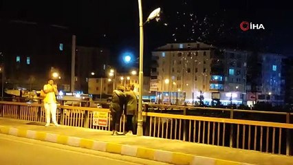 Milyonlarca 'bir gün sineği' tarihi Halilefendi köprüsünü istila etti
