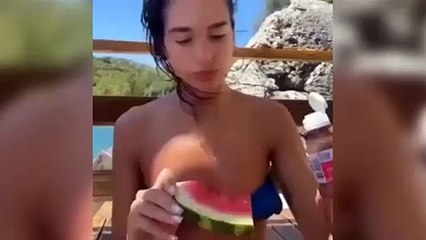 Dua Lipa'nın karpuzu pul biberle yemesi gündem oldu!