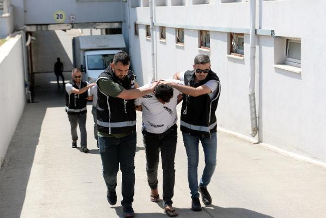 Son dakika haber... ARACINDA 4 SİLAH ELE GEÇİRİLDİ; 'VALİZDE NE OLDUĞUNU BİLMİYORDUM' DEDİ