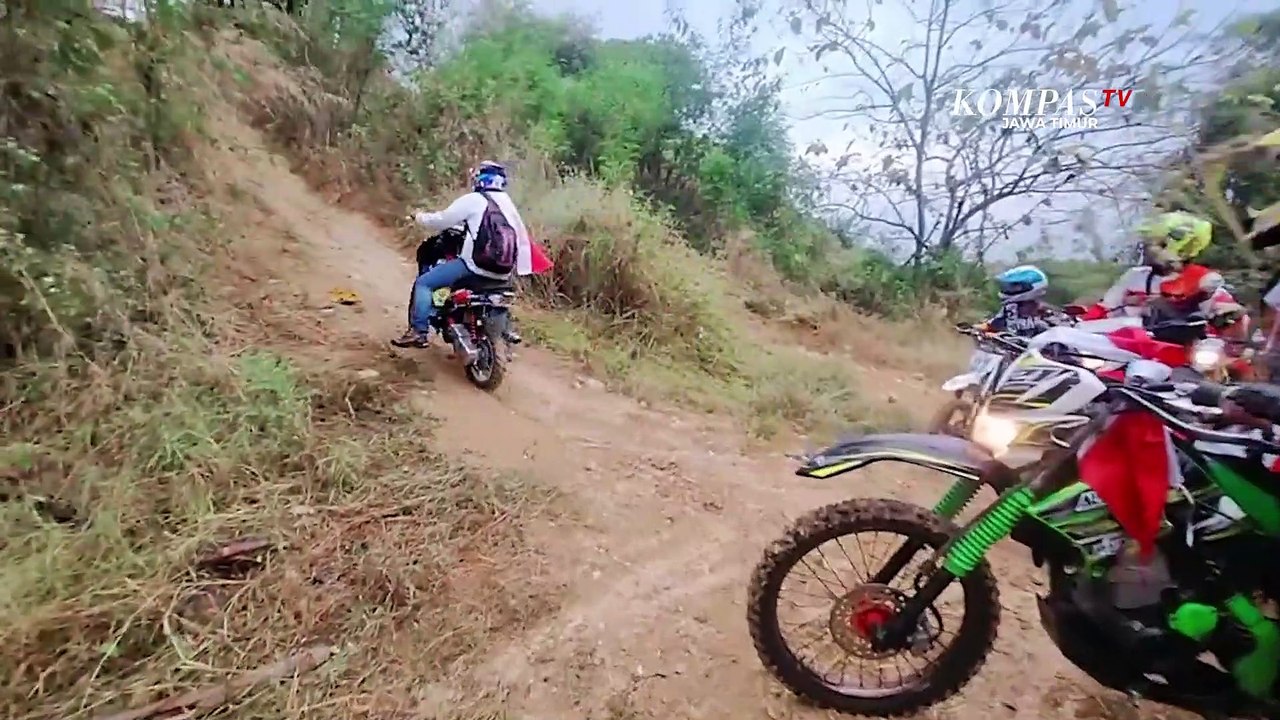 Aksi Komunitas Motor Trail Kibarkan Bendera Raksasa di Bukit Hollywood Gresik