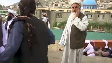 Descargar video: Afghanistan, un'altra esplosione in una moschea di Kabul: decine i morti