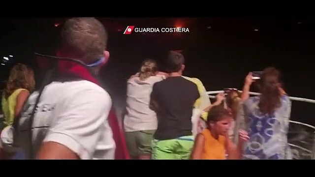 Incendio Pantelleria, turisti in fuga dalle fiamme evacuati via mare - Video
