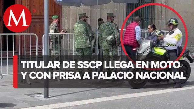 Rosa Icela Rodríguez llega en moto a Palacio Nacional para responder llamado de AMLO