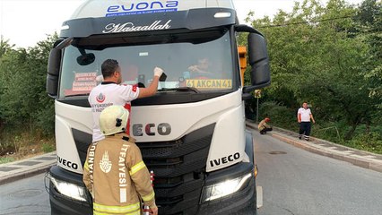 Çalışır halde yol ortasında bıraktığı kamyonda 2 saat uyudu