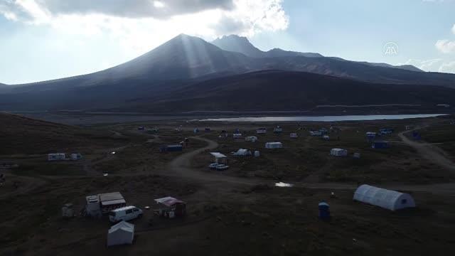Erciyes'te ağustos ayında kışı yaşıyorlar