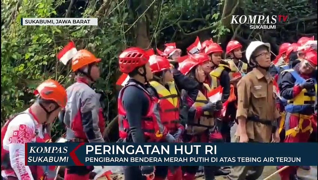 Pengibaran Bendera Merah Putih Di Atas Tebing Air Terjun