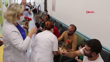 SAĞLIKLA ŞİDDETİN ÖNLENMESİ İÇİN HASTALARA KARANFİL VE ÇİKOLATA DAĞITILDI