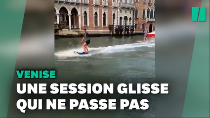 Download Video: À Venise, ils naviguent en planches motorisées et provoquent la colère du maire