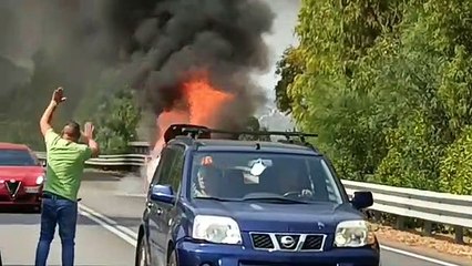 Auto prende fuoco, paura sulla Palermo-Sciacca: fiamme ed esplosioni allo svincolo di Altofonte