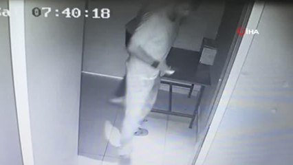 Camide sadaka kutusundan hırsızlık kamerada