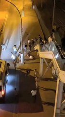 Köprü altında kavgaya tutuşan gençler, biber gazı sıkılınca böyle kaçtı