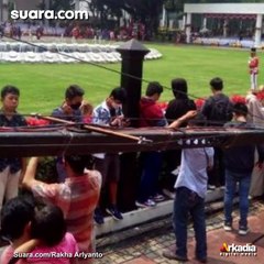 Antusiasme Warga Berfoto di Depan Istana Negara Jelang Upacara Penurunan Bendera HUT ke-77 Republik Indonesia