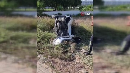 Virajı alamayan otomobil elektrik direğini devirdi