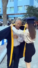 Cô gái khoác áo cử nhân cho người cha nông dân