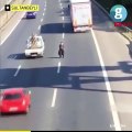 مسن يقطع طريقاً سريعاً في تركيا بأغرب طريقة ممكنة ويتسبب في حادث تصادم