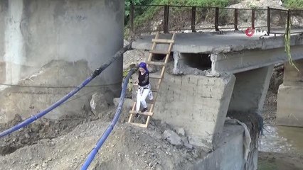 Yıkılan köprü köyü ikiye böldü