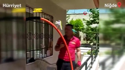 Küçük çocuğun kafası demir parmaklıklara sıkıştı