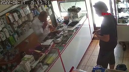 Telefon bataryası elinde patladı; o anlar kamerada