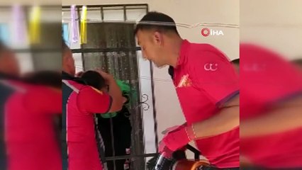Kafası demir parmaklıklara sıkışan çocuk güçlükle kurtarıldı! O anlar saniye saniye kamerada