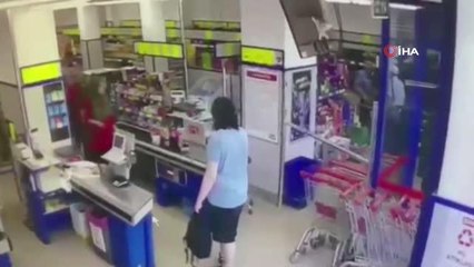 Kasiyere bıçak çekip zorla kasadaki paraları aldı... O anlar kamerada