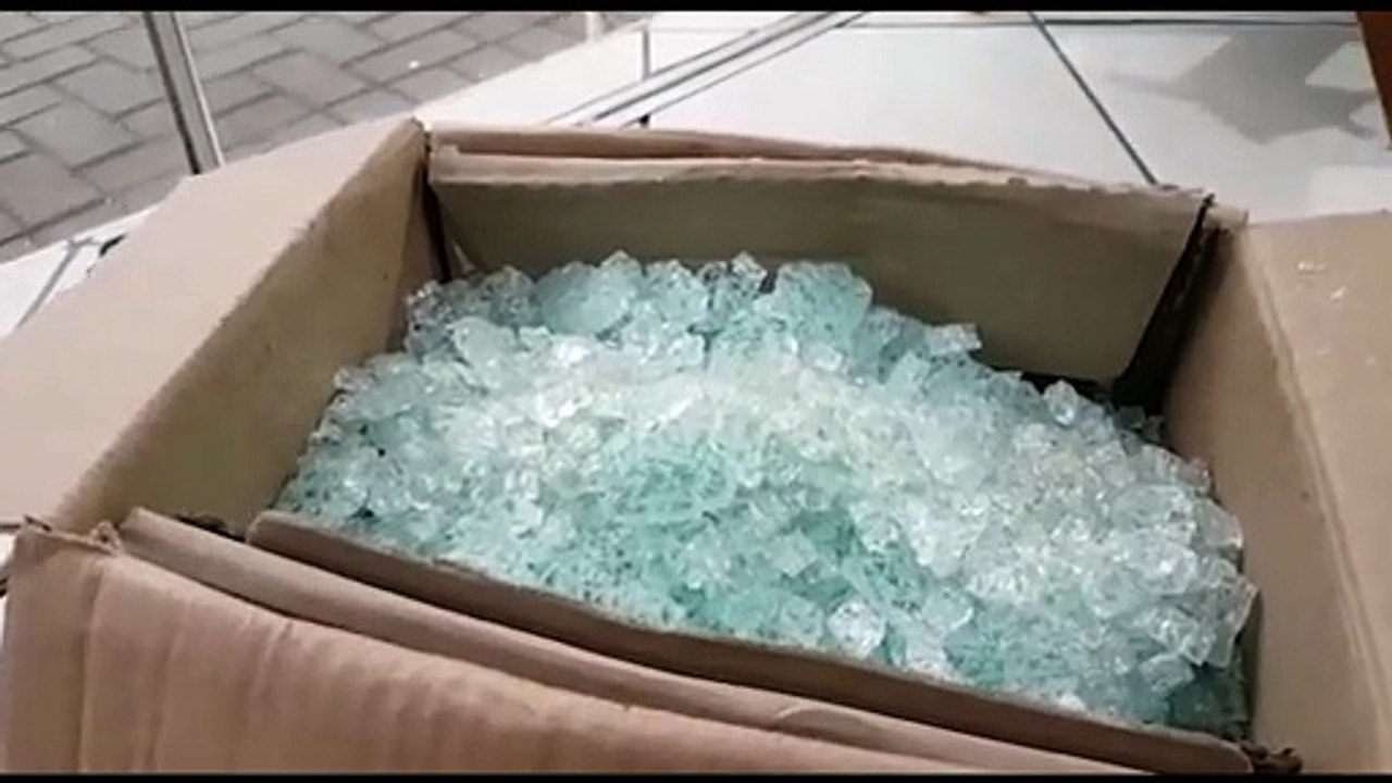 Ladrões utilizaram pedra para quebrar vidraça de empresa no Centro