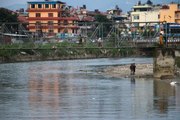 Nepal'in sembollerinden Bagmati Nehri siyaha büründü
